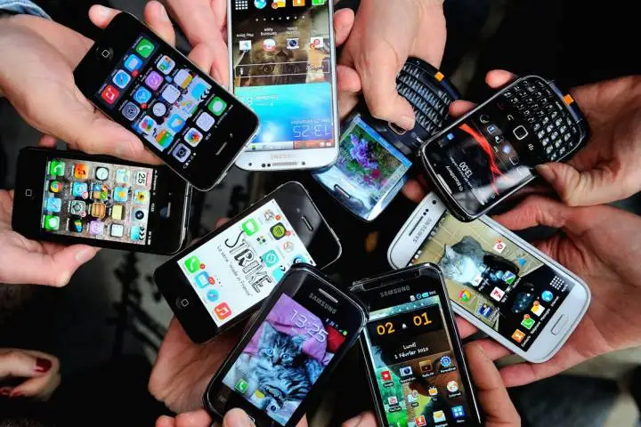 Bipartisan bill banning cellphones during school hours passes in the ...
